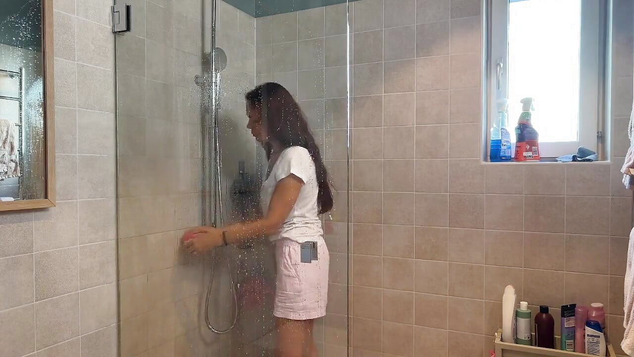MILF decide să curețe dușul și urmează să se întâmple un accident
