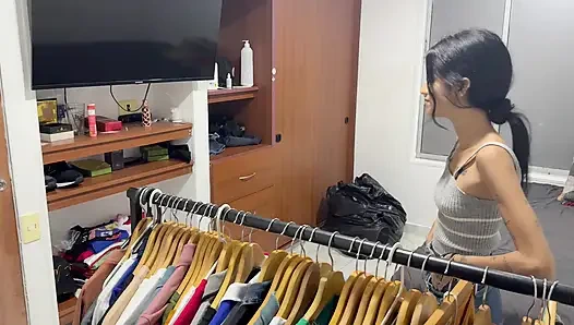 Красивая сотрудница дает мне рубашку в обмен на дикий и страстный трах, пока она не испытывает оргазма.