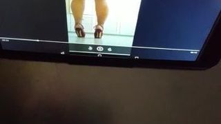 Éjacule avec Antonella dans Skype Cam
