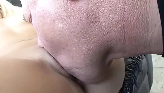 Cewek muda rambut pirang ini dientot habis-habisan sama cowok berumur