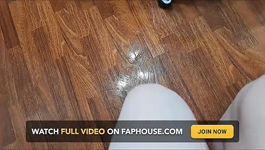 Reiten Auf Einem Stuhl Auf Einem Mit Seife Getränkten Boden