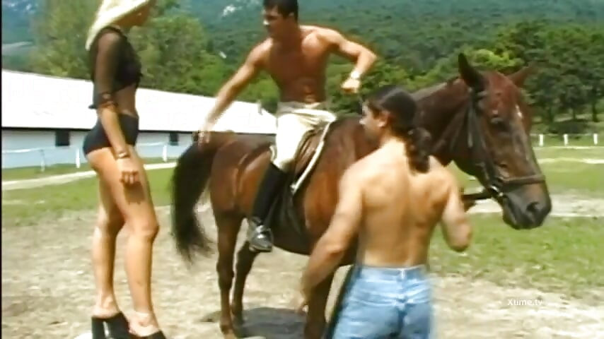 Quente loira ao ar livre fodida por dois caras
