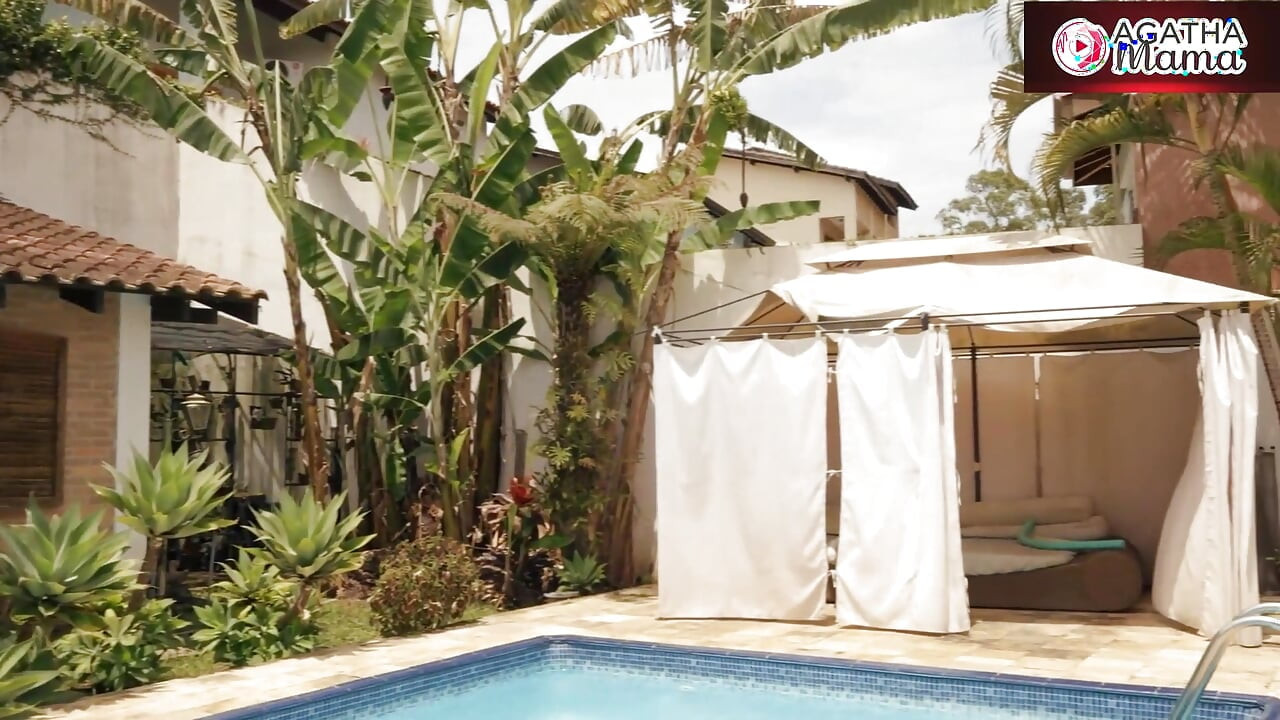 Agatha Mama y Luiza Ambiel en amigas traviesas trasteando con la piscina BBC en un día soleado