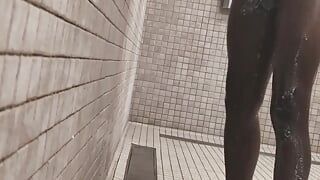 Großer schwanz beim streicheln in den duschen im fitnessstudio erwischt