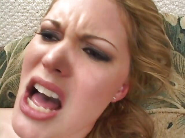 Une bombasse blonde au corps parfait se fait enculer