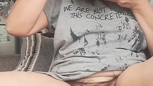 Orta yaşlı seksi kadın yemek yerken bacaklarını açıyor