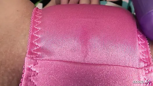 Cewek jepang dengan stoking ketat ini ngobrol untuk pertama kalinya dan telan sperma di ruangan casting bokep jav tanpa sensor