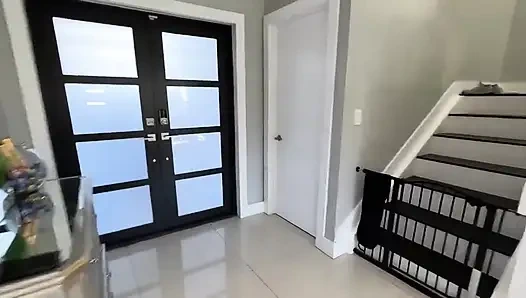 Я трахаю горячую курьерскую и положить ее в полный Нельсон, чтобы принести мне мой обед, я служу ей горячий обед с моей спермой!