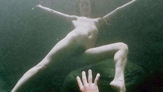 Juliette Lewis, scène de nu dans Renegade scandalplanet.com