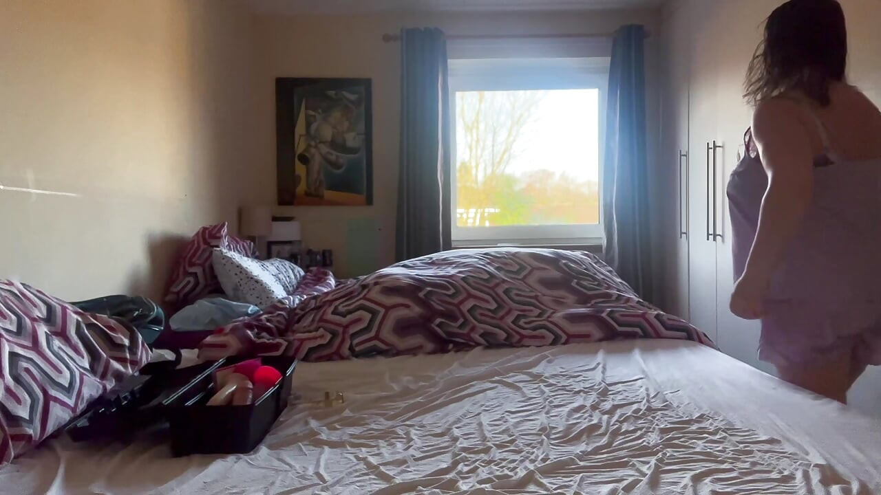 lila polkadot pyjamas stripp necken und riesiger dildo in Öl
