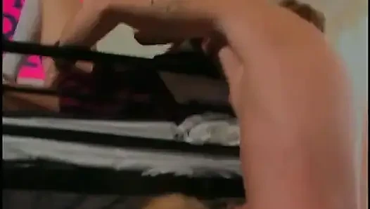 Dua cewek pantat bahenol lagi asik nyepong dan ngentot kontol habis-habisan di kamar tidur