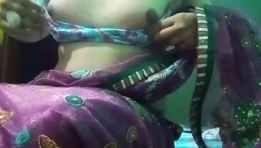 Un travesti indien gay en sari rose presse et trait ses seins si fort et aime le sexe hardcore