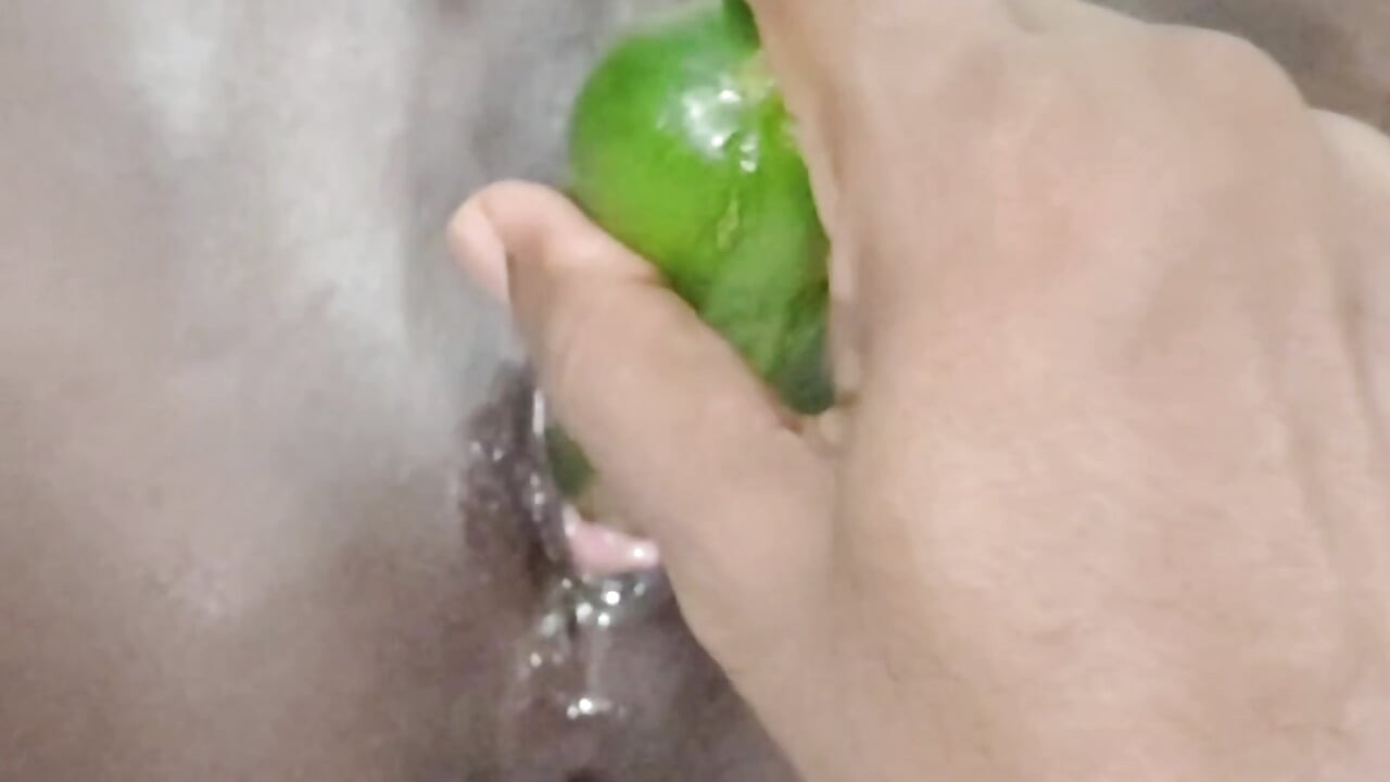 בעלי הגדיל לי את הכוס בכך שהכניס לתוכו מלפפון.