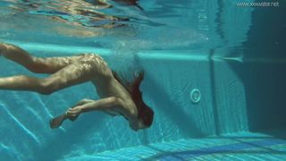 Ирина Руссака показывает сексуальное тело под водой