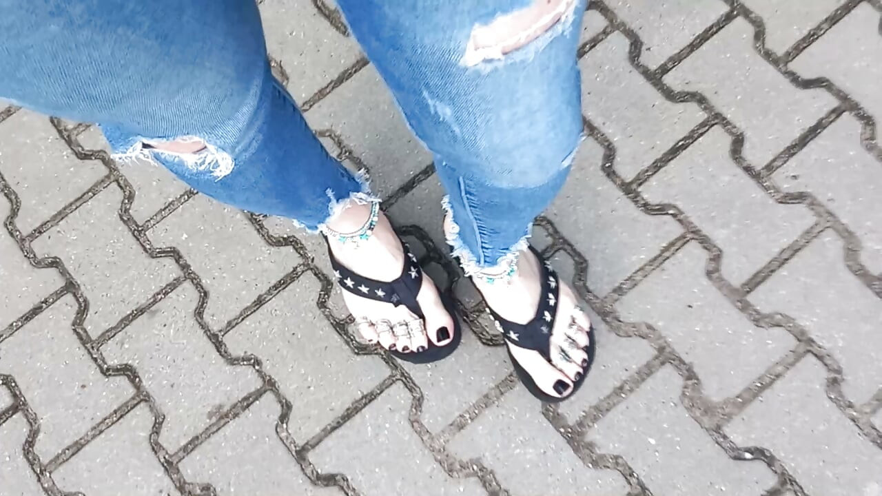 Sexy feet in black platforms, toe rings & anklets + ripped jeans