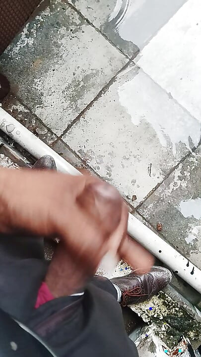 Indian Deshi Office Boy barsih ke mausam me Apne mote Land Ko Hila raha hai