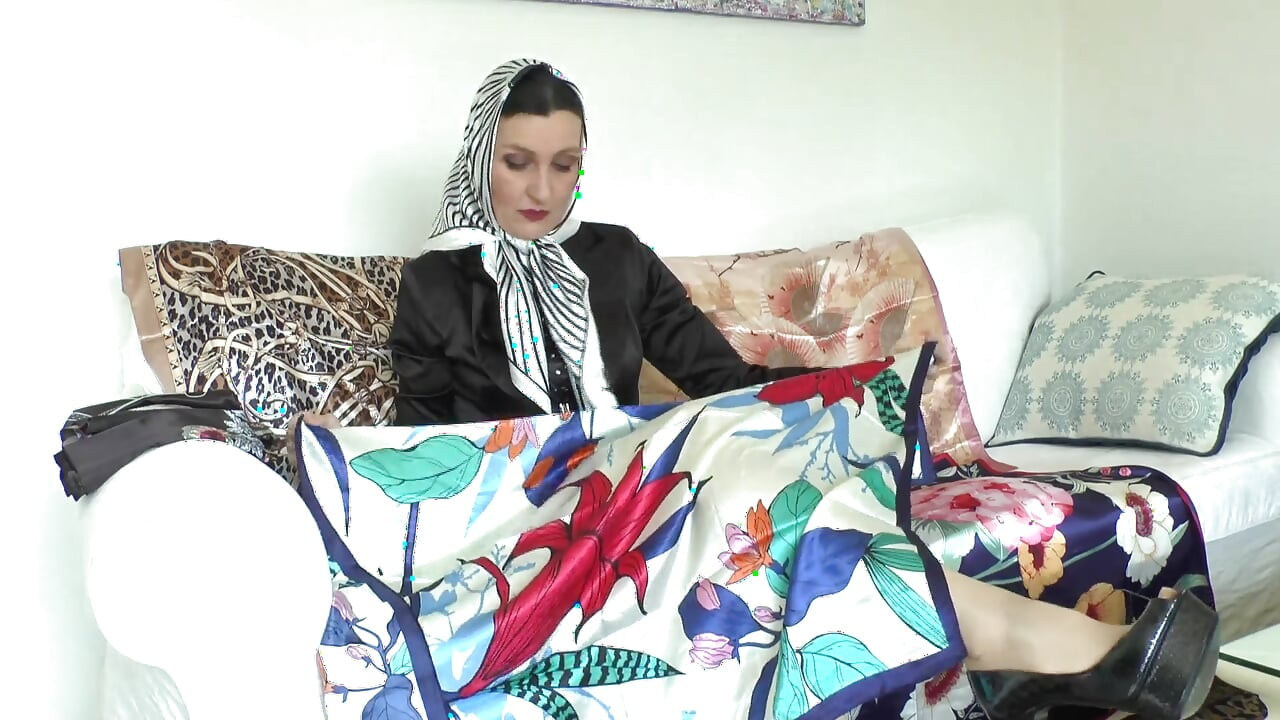 Saten Eşarp Günü! Saten atkımın her yerine boşal, Bayan Victoria Valente