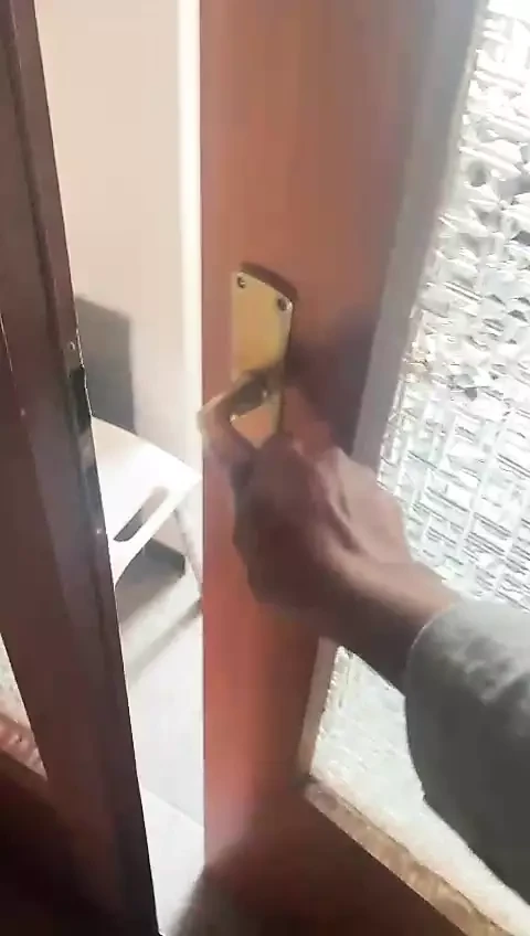 Bising dari upstair, dildo BESAR di bilik mandi
