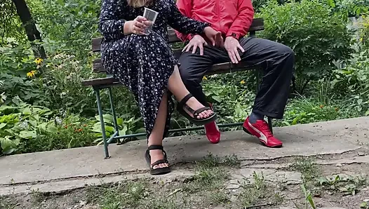 Ibu tiri dewasa masturbasi saya di jalan, di taman.