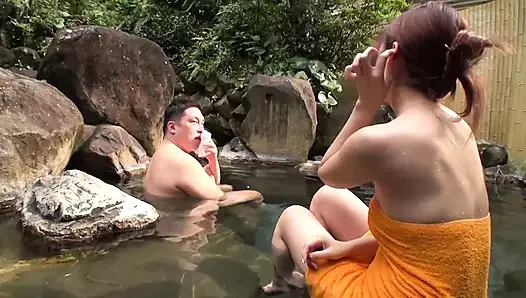 Posting selfie oleh distributor video "Seira" - perjalanan untuk melihat pemandian air panas yang berbeda