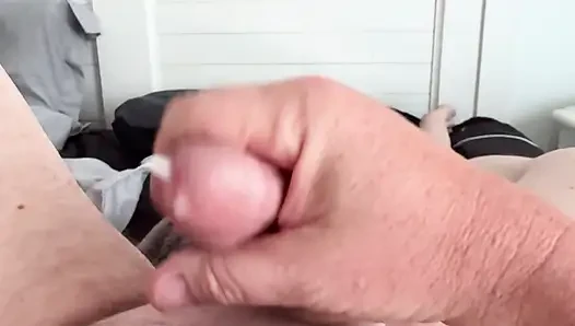 Büyük bir dölle mastürbasyon yapıyor