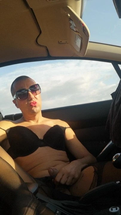 Matteo si masturba in auto in collant