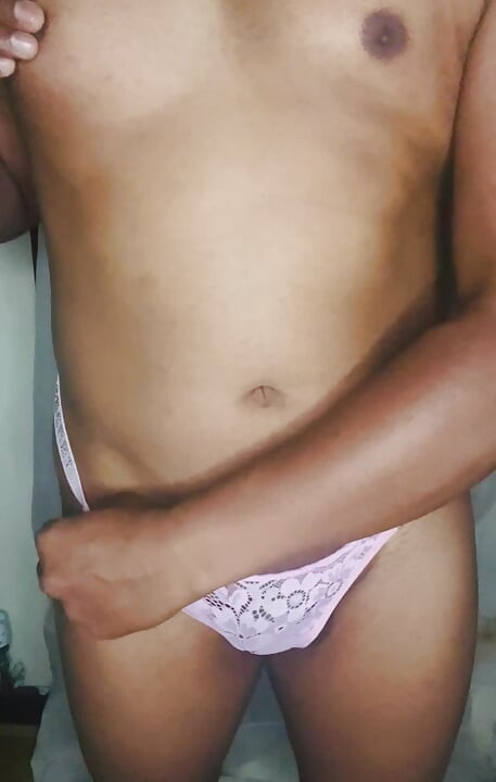 Femboy bermain dengan kontol kecilnya