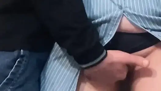 Sapık Yaşlı Adam Metro'da Parmaklarıyla Vajina Mastürbasyon Yapıyor