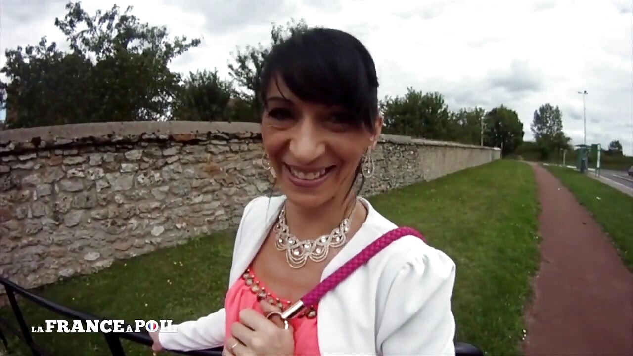 Linda milf din sud-vest este o femeie excitată care ejaculează