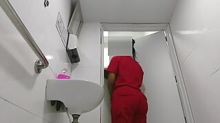 Filmando enfermeira e paciente em banheiro público