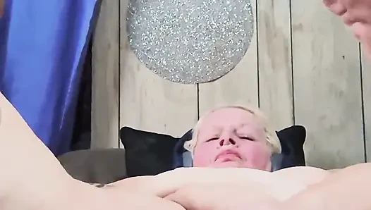 Sie hat schlampige dildos groß wie fick und kommen, sie muss