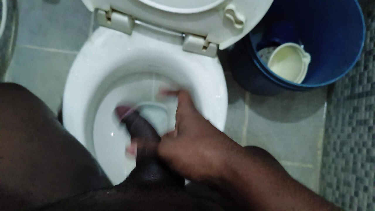 Pelajar kolej berkongkek di bilik air asrama