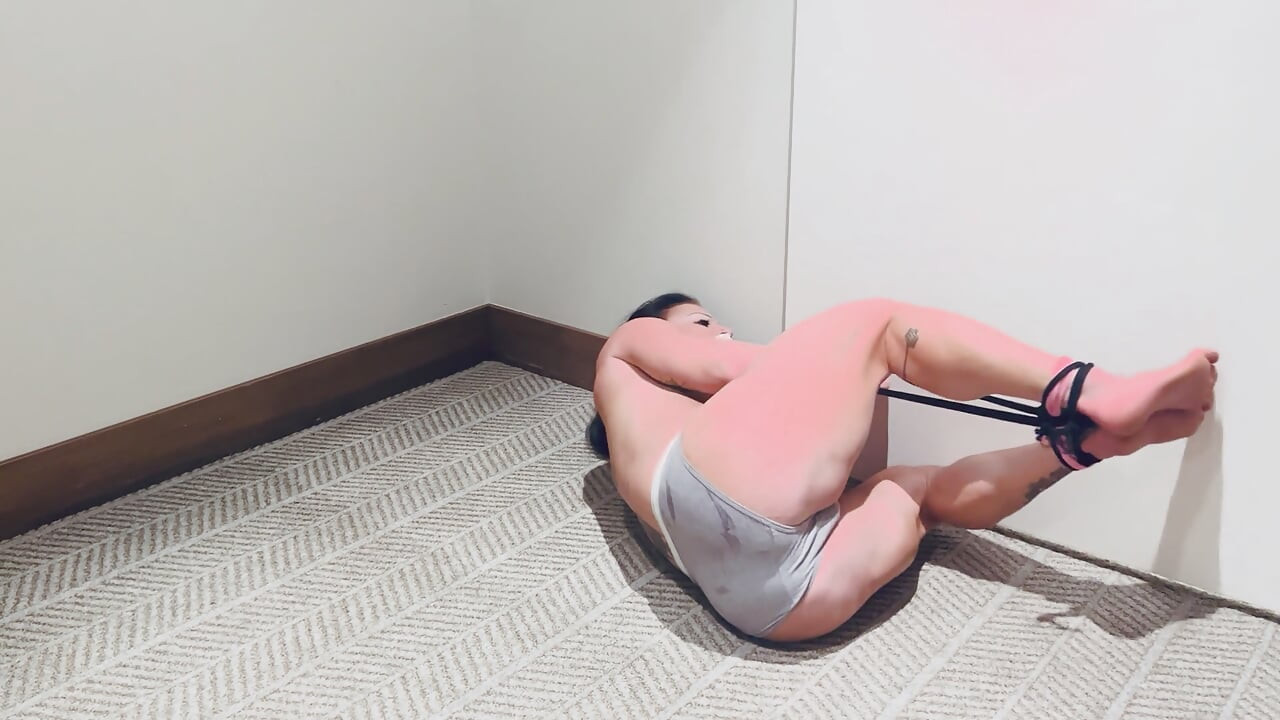 MILF Kandy Gets Rope Tied and Sucks Oliver Bones Cock
