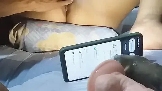 Onun ıslak amcığını yemenin tadını çıkarıyorum