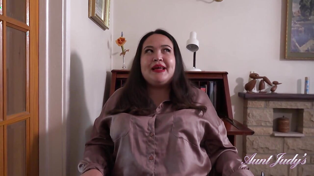 Auntjudys - Twój pulchny szef milf Pani Mimi ssie twojego kutasa w biurze