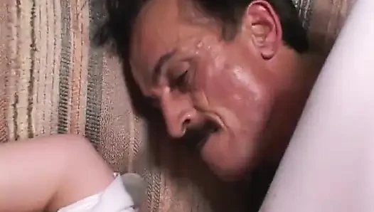 Yaşlı şehvetli adam tatlı turtanın sert yarak emiyor ve katılmaya karar verdi