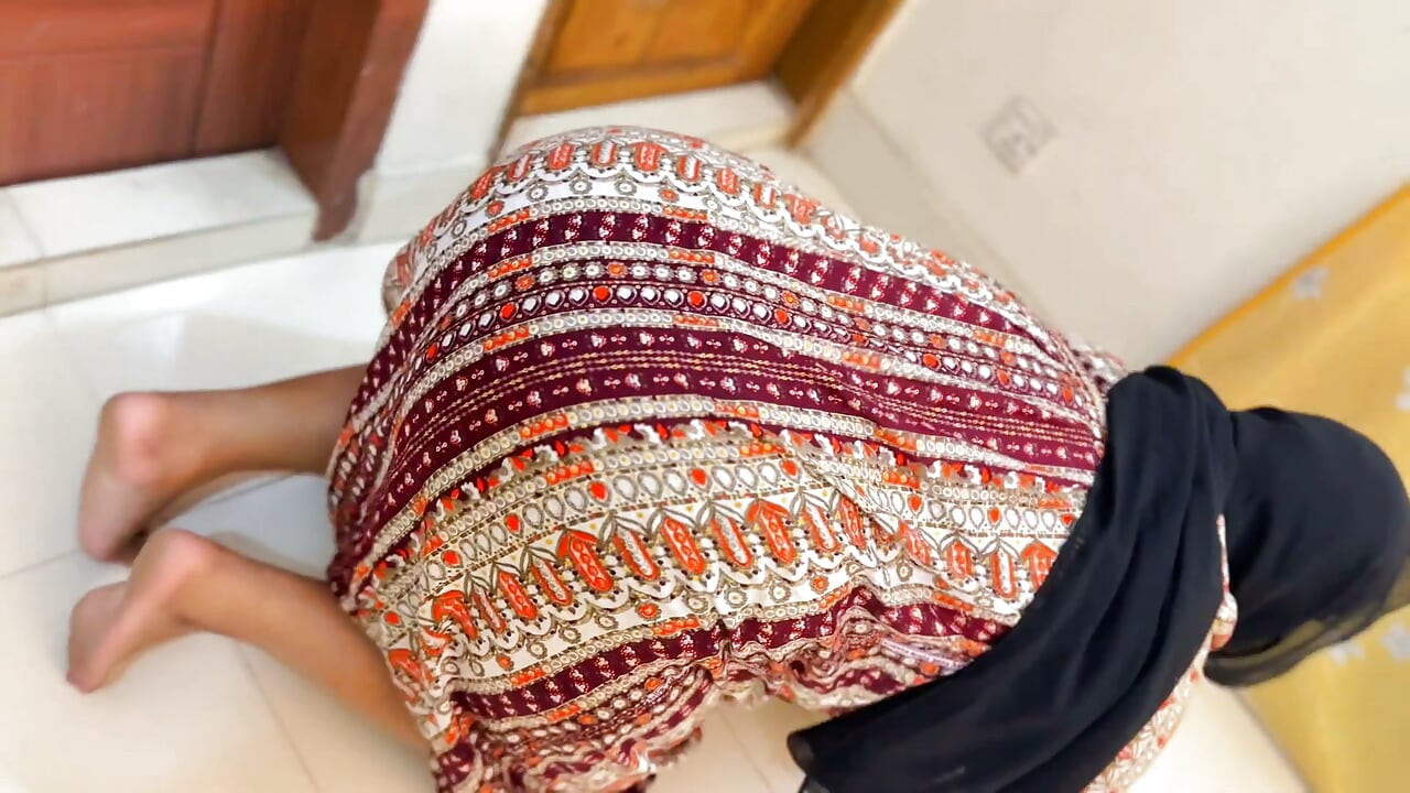 Egypt Beautiful Big Ass Curvy Muslim Hot Stepmom Stuck Under Bed Then She Want Anal Fuck From Me!