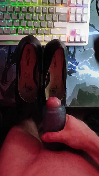 I love cumming on a girlfriend's shoes