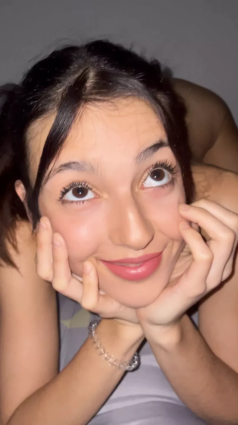 操一个穿着皮上衣的青少年的紧屁股和阴户