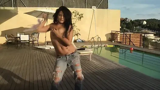 Yesenia latina bugil di kolam renang