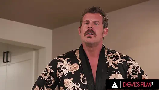 Devils filmi - şok olan evli kadın kocasını güzel bir şekilde yakalıyor ama hepsi ateşli aldatan üçlü seks yapmayı kabul ediyor