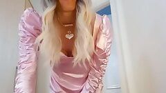 Jess Silk menunggang dildo dalam pakaian satin merah jambu lengan panjang dan jaket berkilat berkilat dengan wig blonde