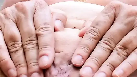 Грудастая горячая бабуля играет со своей киской и громко стонет от удовольствия