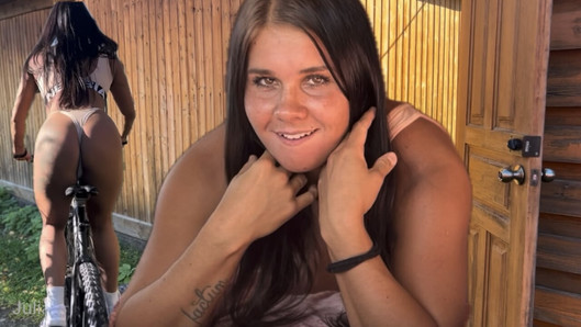 Hon red naken på en cykel innan hon knullade