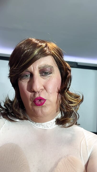 Crossdresser sexy provocándote con su body blanco y medias blancas con tacones de puta sexy