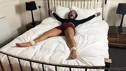 Seksi sekreter sıkı bir şekilde bağlı ve cleave öğürterek ağzı tıkalı ve sonra bağlıyken büyük yatakta kartalı yalıyor!