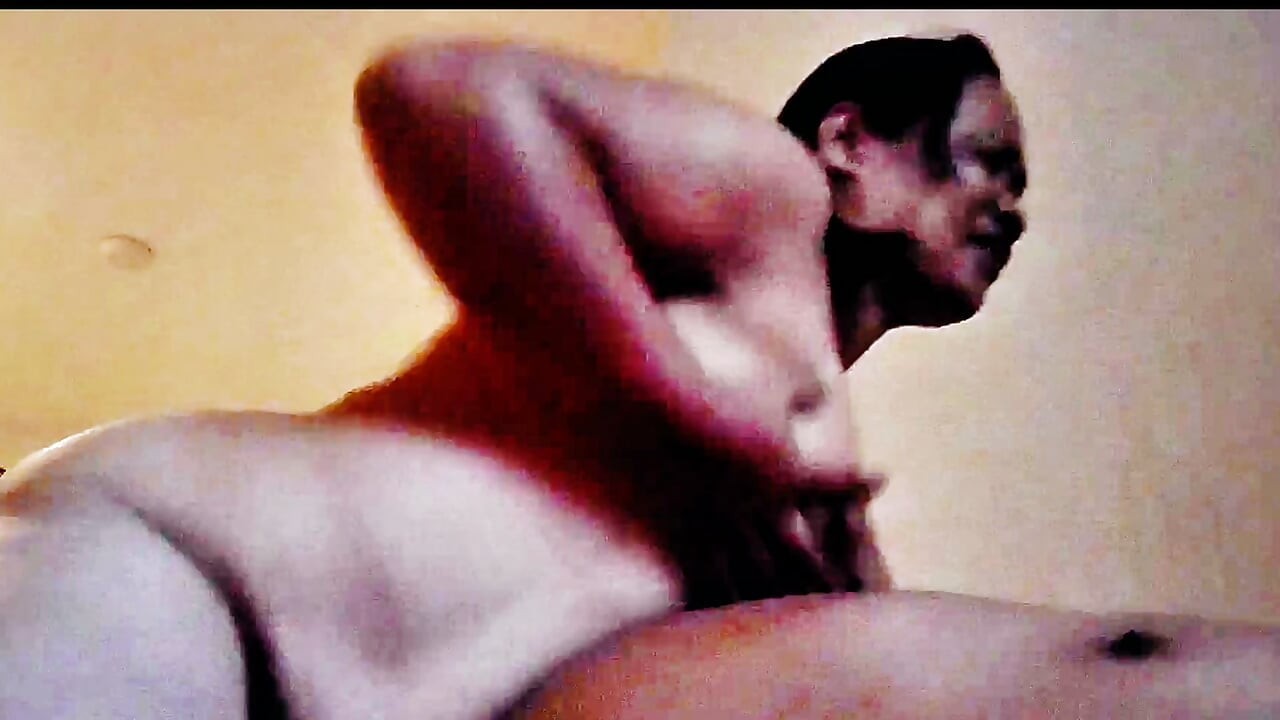 Ehefrau neckt einen Fremden, während sie mit ihrem Mann Sex hat