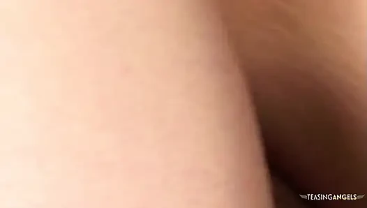 Zwei üppige frauen, die freude daran haben, sexuelle aktivitäten mit einem einzigen glücklichen mann zu machen