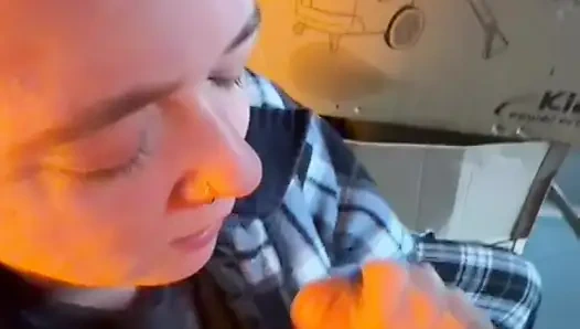 Прокравшись в гараже, нас чуть не застукали