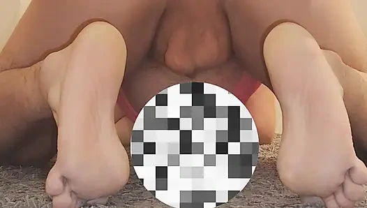 Schlampe wird von einem riesigen dildo und ihrer herrin gefickt.